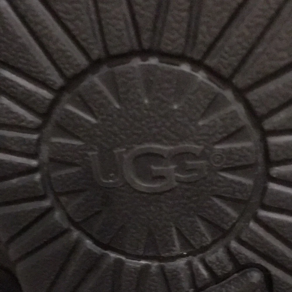 LIKE NEW! Ugg womens Becket Triple Buckle 1005380 Leather Shearling Boots size 8